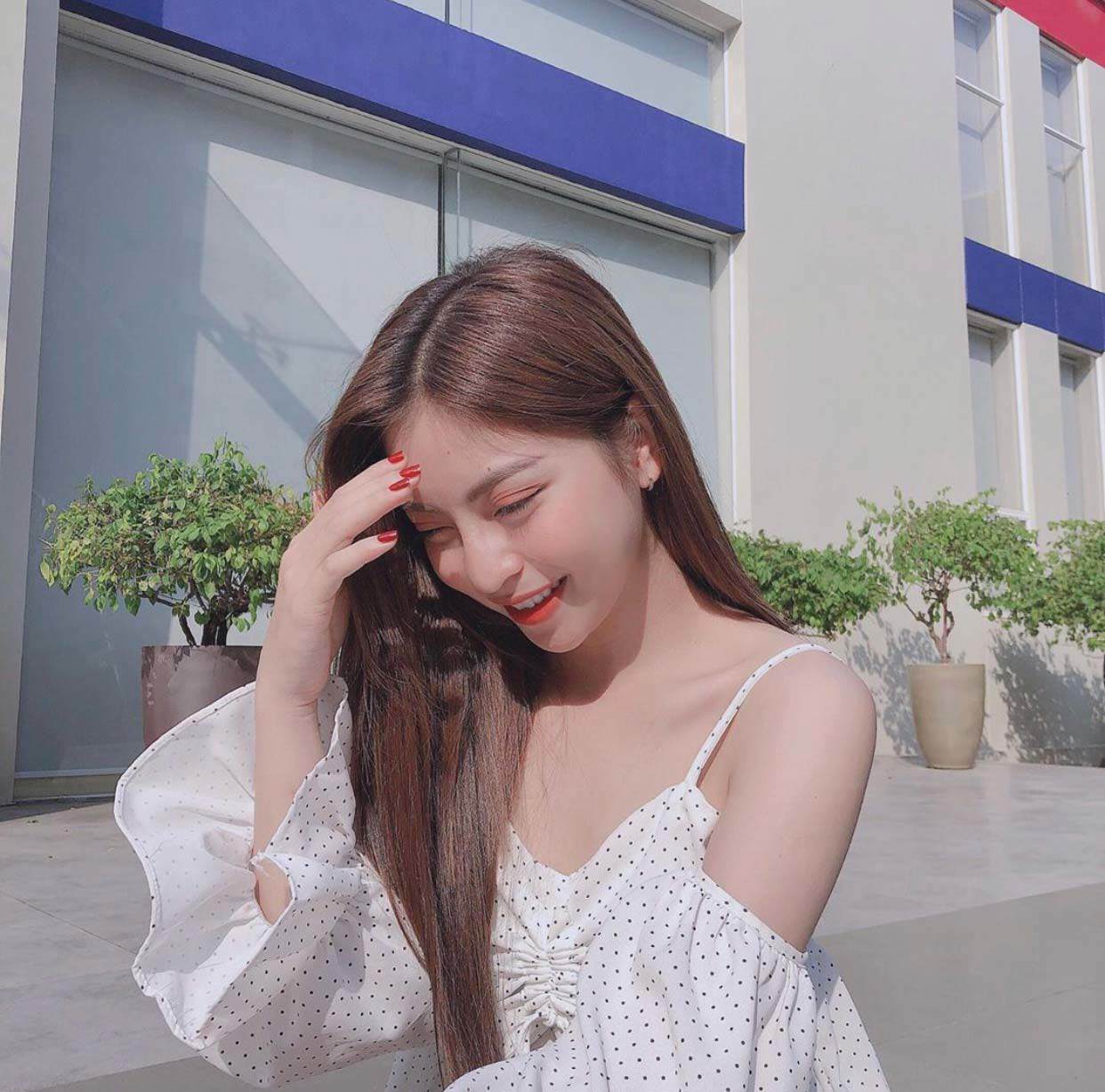 Bạn gái Quang Hải trở về phong cách sexy, mê diện nhất là đồ hở vai gợi cảm - 1