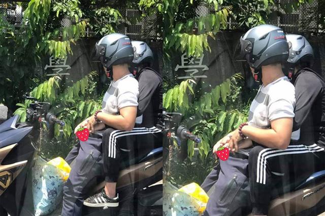 Đang dừng đèn đỏ, chàng trai đột nhiên kéo tay bạn gái cho vào trong quần gây choáng nặng - 1