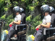 Tin tức - Đang dừng đèn đỏ, chàng trai đột nhiên kéo tay bạn gái cho vào trong quần gây choáng nặng