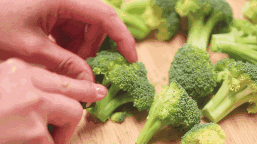 Xào súp lơ xanh đừng dại xào trực tiếp, thêm 1 bước này món ăn vừa giòn lại xanh mướt - 1