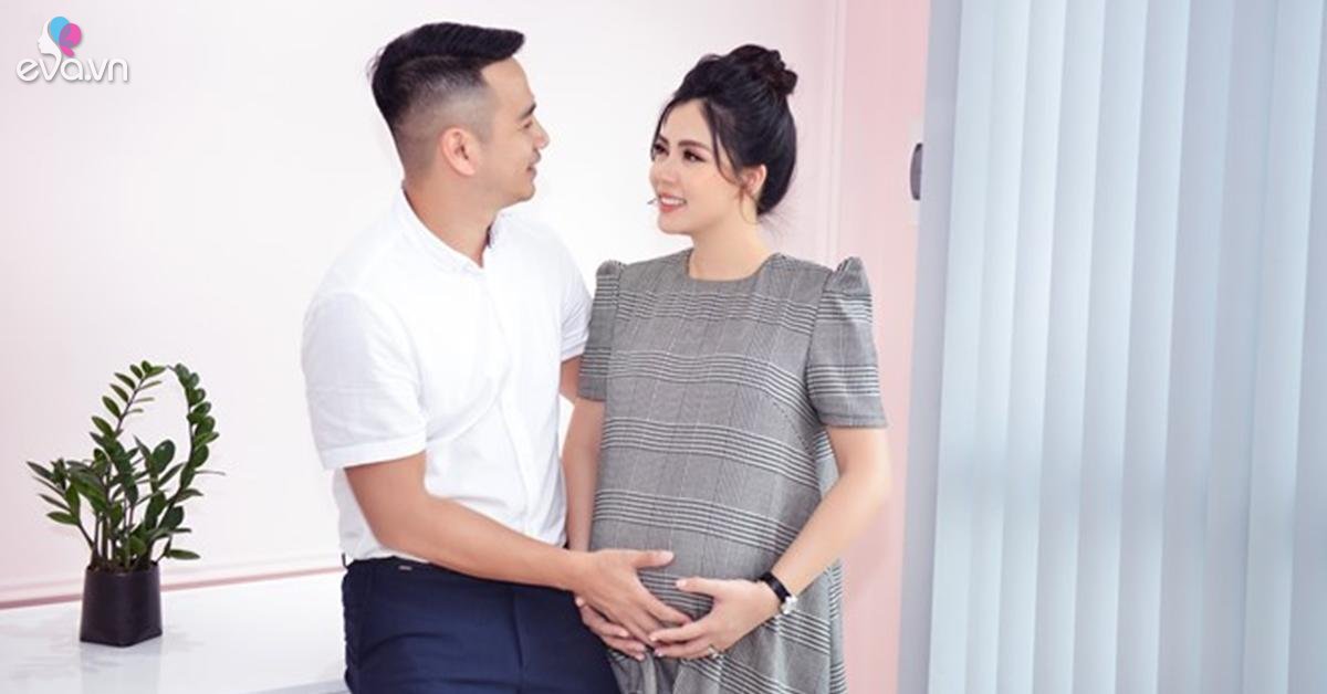 Ở tháng cuối của thai kỳ thứ 3, bà bầu Ngọc Hiền được chồng doanh nhân kè kè chăm sóc