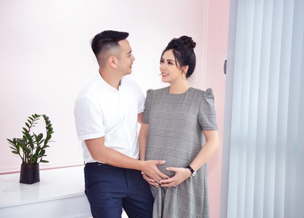 Ngọc Hiền bụng bầu vượt mặt vẫn amp;#34;tham việcamp;#34;, đi làm luôn có chồng kè kè chăm sóc - 1