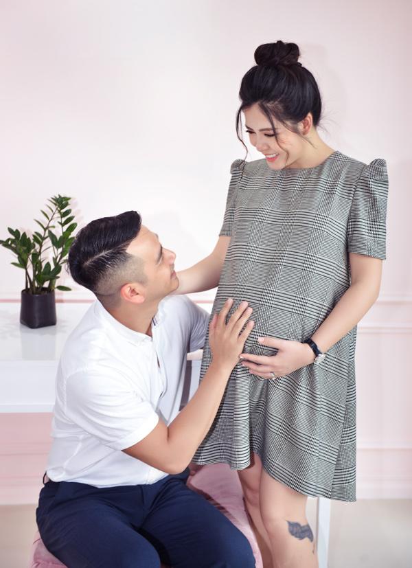 Ngọc Hiền bụng bầu vượt mặt vẫn amp;#34;tham việcamp;#34;, đi làm luôn có chồng kè kè chăm sóc - 3