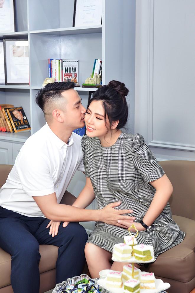 Ở tháng cuối của thai kỳ thứ 3, bà bầu Ngọc Hiền được chồng doanh nhân amp;#34;kè kèamp;#34; chăm sóc - 4
