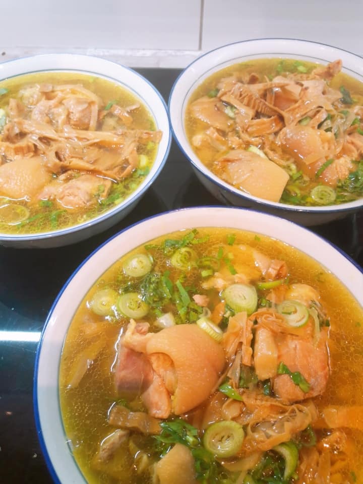 Sinh nhật con, mẹ Việt ở Séc nấu toàn cơm quê, 3 mâm, chục món, 3 tiếng là xong - 3
