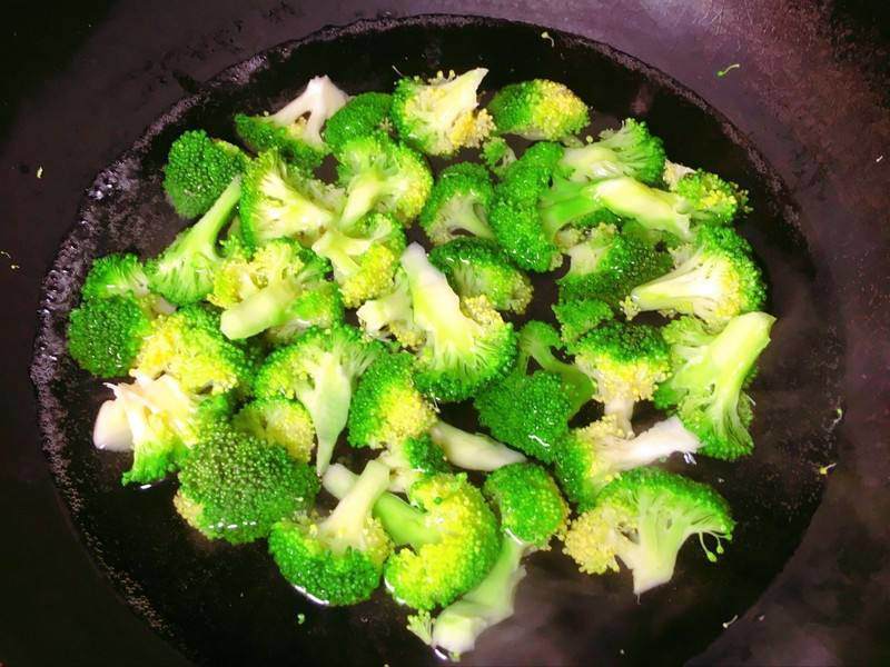 Xào súp lơ xanh đừng dại xào trực tiếp, thêm 1 bước này món ăn vừa giòn lại xanh mướt - 3