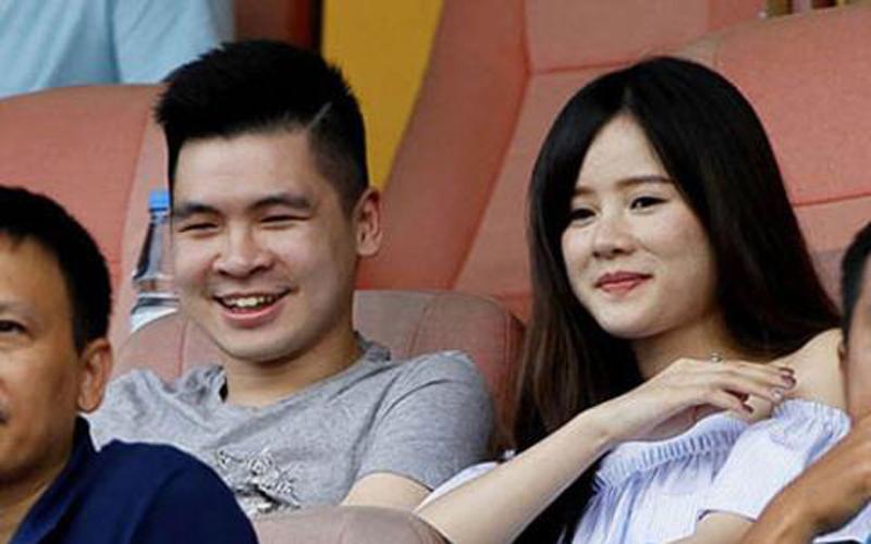 Giữa năm 2016, Vinh Quang bỗng nhiên gây chú ý và nổi tiếng khi dẫn theo bạn gái xinh đẹp đến sân vận động Hàng Đẫy cổ vũ cho đội bóng nhà mình.
