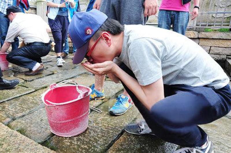 Các suối nước nóng giàu selen ở thị trấn Wentang có thể được sử dụng để uống hoặc tắm. Người dân địa phương thường uống nước hoặc tắm ở suối nóng giàu selen. Nhờ nguồn nước suối này, người dân đã phòng ngừa được loạt bệnh tật.
