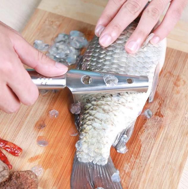 4 mẹo cạo vảy cá nhẹ tênh, không lo bị văng tứ tung - 1
