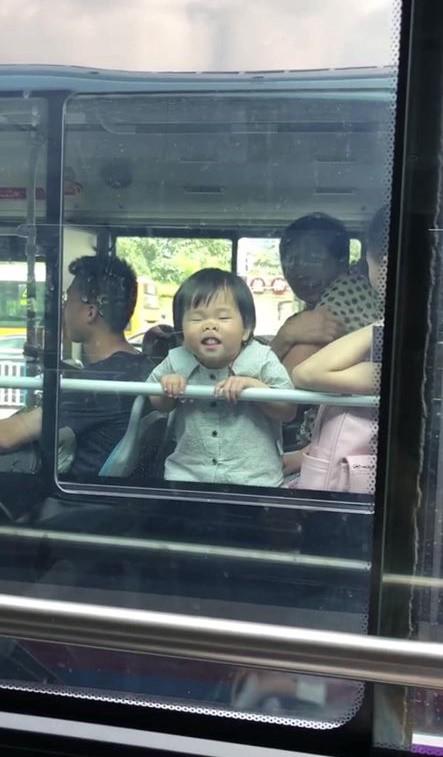 Cô bé tiểu quỷ đi xe buýt khiến người đi đường amp;#34;hết hồnamp;#34; nhưng gây sốt mạng xã hội - 6