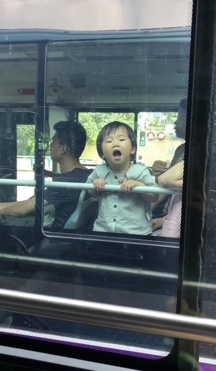 Cô bé tiểu quỷ đi xe buýt khiến người đi đường amp;#34;hết hồnamp;#34; nhưng gây sốt mạng xã hội - 3