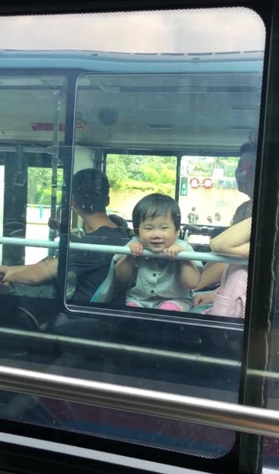 Cô bé tiểu quỷ đi xe buýt khiến người đi đường amp;#34;hết hồnamp;#34; nhưng gây sốt mạng xã hội - 2