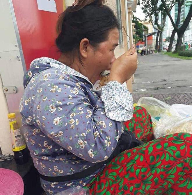 Ấm lòng với câu chuyện 3 nghìn lẻ và sự hào phóng của chị gái bán đồ ăn ven đường - 1
