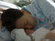 Bà bầu - Liên tục bị đề nghị bỏ thai mẹ vẫn quyết giữ, ngày sinh con bác sĩ "cúi đầu hối hận"