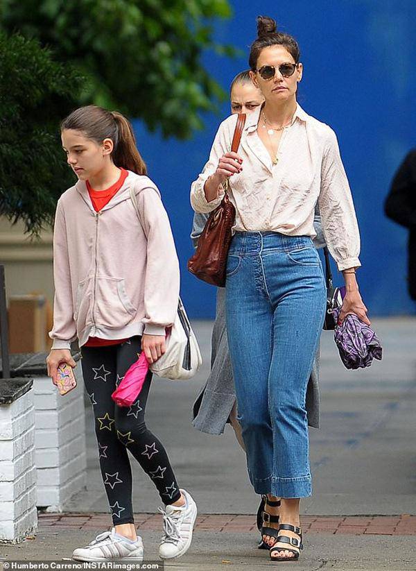Ngôi sao 24/7: Cảnh sống nghèo khó của Suri Cruise sau khi bị bố bỏ rơi, ở cùng mẹ - 1