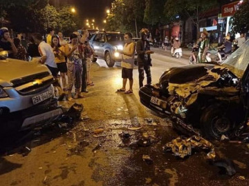 Kinh hoàng khoảnh khắc hai ô tô đấu đầu khiến 4 người bị thương ở Sơn La