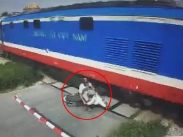 Không chú ý quan sát, thanh niên thoát chết ngọan mục khi suýt bị tàu cán trúng