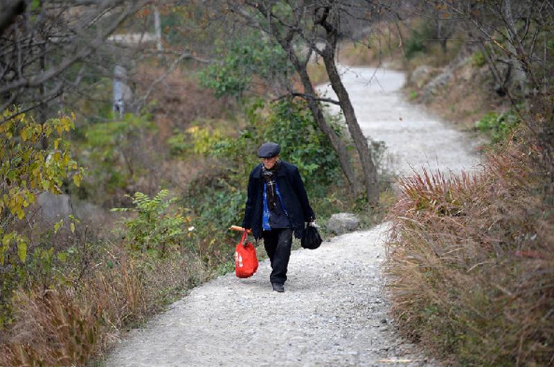 Người ta nói rằng có ông cụ họ Zheng, ban đầu bị viêm khớp nặng. Tuy nhiên, kể từ khi ngâm chân vào suối nước nóng ở Wentanmg trong vài tháng, giờ đây có thể leo lên núi một mình.
