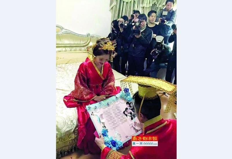 Hồi tháng 9/2018, người dân ở khu Tam Hương, tỉnh Quảng Đông, Trung Quốc đã choáng ngợp trước một đám cưới hoánh tráng của hai thiếu gia và tiểu thư con nhà giàu trong vùng. Cô dâu và chú rể mặc đồ như phim cổ trang, được hàng chục vệ sĩ đi theo.
