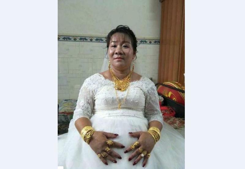Một cô dâu đeo vàng nặng trĩu khác ở thị xã Quỳnh Hải, tỉnh Hải Nam, Trung Quốc cũng gây xôn xao dư luận. Cô dâu này được tặng gần chục chiếc dây chuyền vàng, thêm cả hoa tai vàng, tay đeo chật vòng vàng, ngón tay đeo kín nhẫn vàng.
