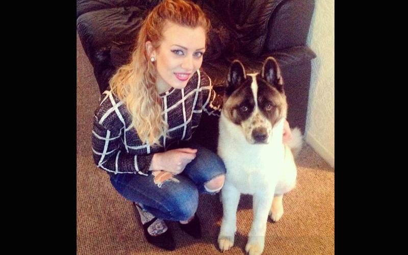 Alhanna Butler (21 tuổi, sống tại South Yorkshire) có nuôi một chú chó giống Akita tên là Keola. 8 tháng sau khi Keola đến với gia đình, vợ chồng Alhanna quyết định sinh con. Vậy nhưng sau nhiều ngày "thả", hai vợ chồng vẫn không nhận được tin vui.
