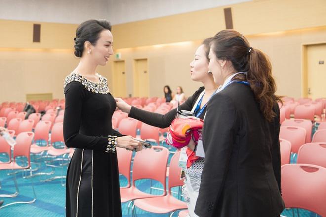 Đi công tác Hàn Quốc, Ngọc Diễm gây ấn tượng với áo dài và khả năng Anh ngữ lưu loát - 4