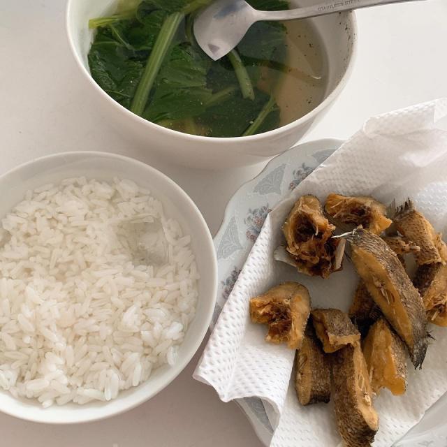 Thuý Vi cau có, gồng mình ăn gạo lứt chan nước lã sau khi hút mỡ bụng tốn trăm triệu - 7