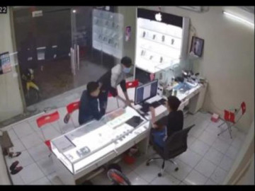 Kinh hoàng giây phút chủ cửa hàng điện thoại bị kẻ lạ mặt truy sát