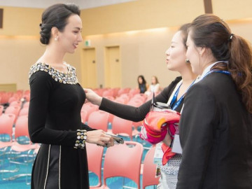 Đi công tác Hàn Quốc, Ngọc Diễm gây ấn tượng với áo dài và khả năng Anh ngữ lưu loát