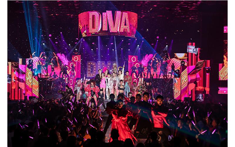 Tối qua (21/6), sau khi ra mắt sản phẩm âm nhạc gây bão làng nhạc Việt mang tên I am diva, Thu Minh đã tổ chức chương trình showcase được lấy cảm hứng từ sự hiện quốc tế Met Gala, kết hợp giữa thời trang và âm nhạc.
