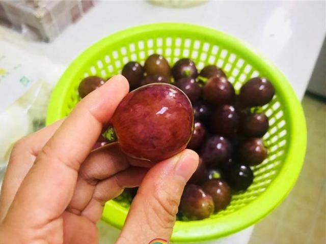 Rửa nho hãy thêm thứ bột này đảm bảo sạch, ăn mà không cần bỏ vỏ nữa