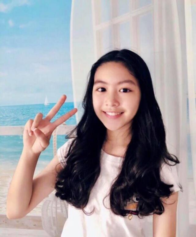 Không chỉ xinh như Hoa hậu, con gái MC Quyền Linh còn tự tay làm tóc đẹp không kém salon - 1