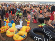 Lifestyle - Bãi biển Sầm Sơn "vỡ trận", hàng nghìn người tranh nhau giải nhiệt trong ngày nắng nóng 40 độ C