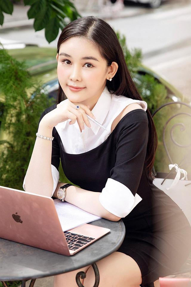 Lê Âu Ngân Anh tái xuất với chiếc đồng hồ nửa tỷ đồng gây xôn xao làng mốt - 4