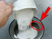 Nhà đẹp - Mang cốc muối đổ vào bồn cầu, 5 phút sau chồng gọi vợ vào xem điều đặc biệt