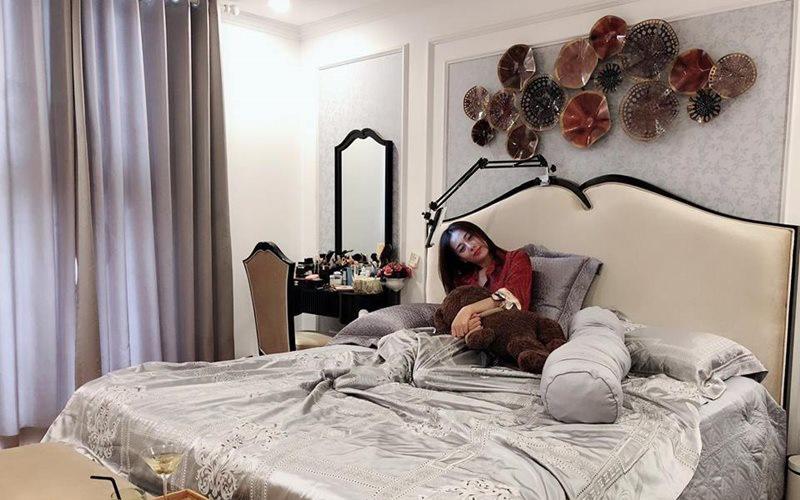Phòng ngủ ấm cúng của nữ diễn viên độc thân 30 tuổi.
