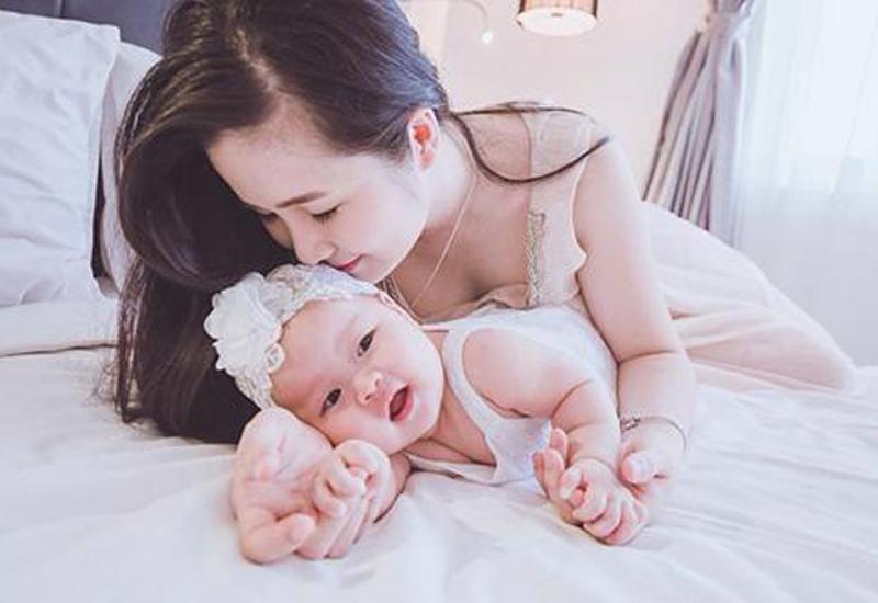 Nguyễn Thuỳ Linh, sinh năm 1990, trong trang phục váy cưới đang cho con bú gây sốt mạng xã hội hồi tháng 12/2015.
