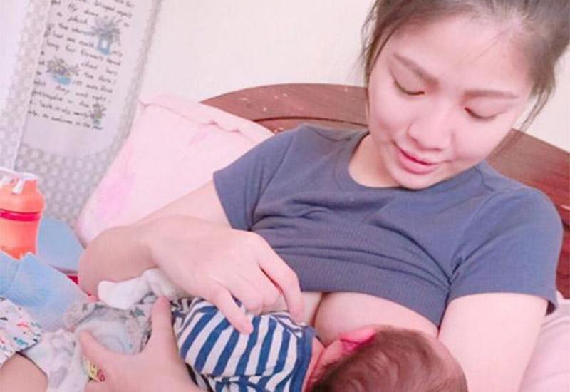 Zhang Yu En, sống tại Cao Hùng, Đài Loan bất ngờ nối tiếng trên mạng xã hội nhờ một khoảnh khắc ngực trần cho con bú.
