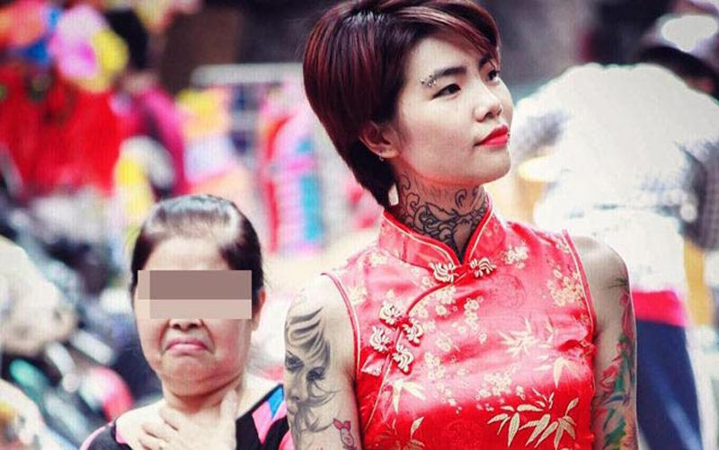 Phạm Thị Huỳnh Mai (29 tuổi, TP.HCM) nổi tiếng bởi một bức ảnh từ năm 2015. Đó là khoảnh khắc cô bước đi giữa phố lồng đèn, phía sau là một người lớn tuổi đang 'bĩu môi' trước những hình xăm lớn trên cơ thể cô.
