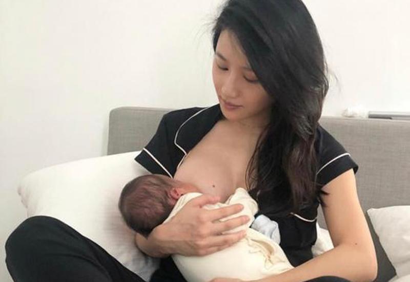 Ngày 16/11/2018, nữ diễn viên Lâm Thiên Dư vừa chia sẻ hình ảnh cho con bú đồng thời đánh dấu ngày con trai được tròn đầy tháng.
