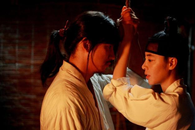 Mỹ nhân Giày Thuỷ Tinh sau 18 năm: Ác nữ đóng cảnh amp;#34;bỏng mắtamp;#34;, tuổi U50 phim vận vào đời - 8
