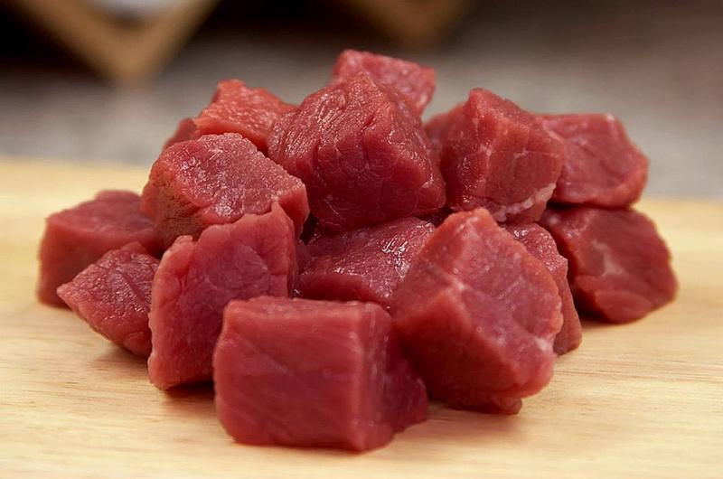 Thịt đỏ từ động vật có vú không được khuyến cáo cho những người bị u xơ. Những thực phẩm này có khả năng chứa nhiều hormone, bao gồm estrogen. Thay vào đó hãy ăn thịt trắng nạc để có nguồn protein.
