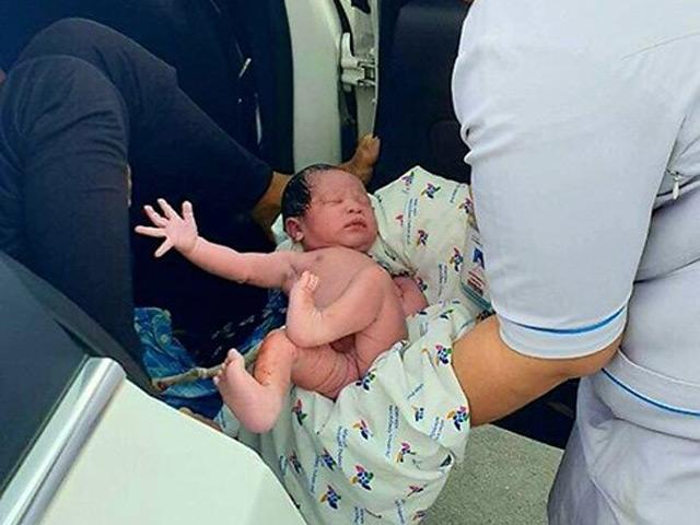 Mẹ Sài Gòn đẻ rơi trên taxi ngay trước cổng viện, nhìn thấy bé bác sĩ mới thở phào