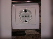 Tin tức - Đang tắm trong nhà nghỉ, 3 cô gái phát hiện điều kinh hoàng trong ổ cắm điện