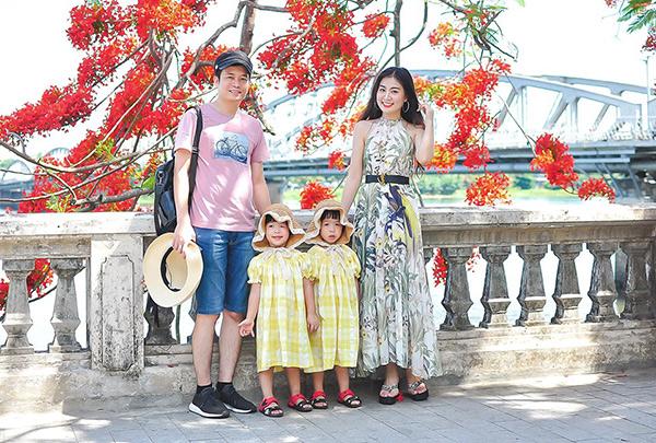 Nữ giám thị Nghệ An xinh như hot girl gây sốt, ngoài đời hoá ra đã 1 nách 2 con - 7