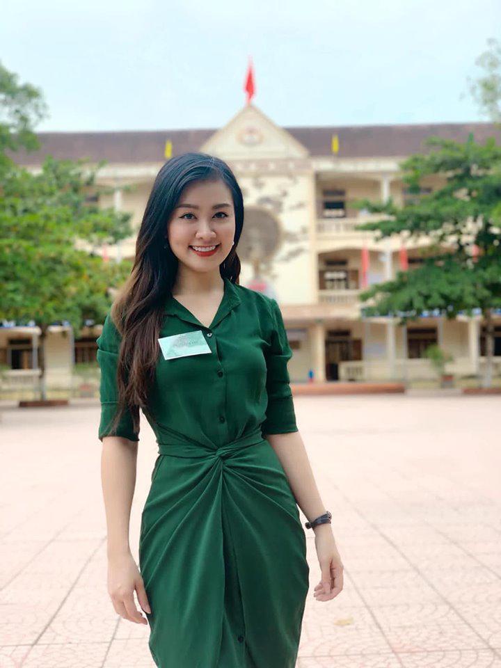 Nữ giám thị Nghệ An xinh như hot girl gây sốt, ngoài đời hoá ra đã 1 nách 2 con - 1