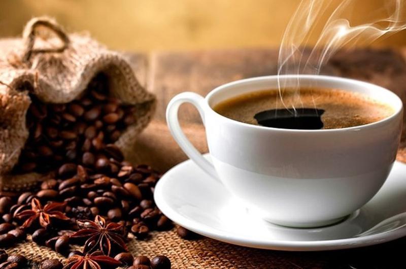 Đồ uống có chứa caffeine như cà phê, trà, soda, socola nằm trong danh sách thực phẩm cần tránh khi bạn bị u xơ tử cung. 
