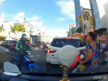 Không chịu nhường đường, người phụ nữ bị thanh niên cầm mũ đập vào đầu