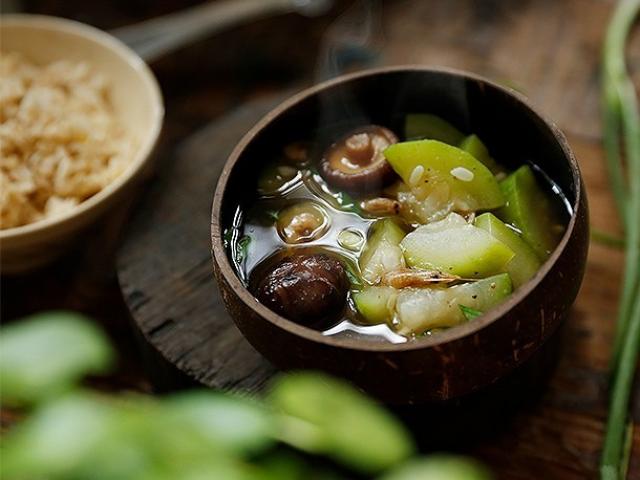 Canh tôm nấu với ruột bầu - công thức thổi bay nắng nóng bên mâm cơm nhà
