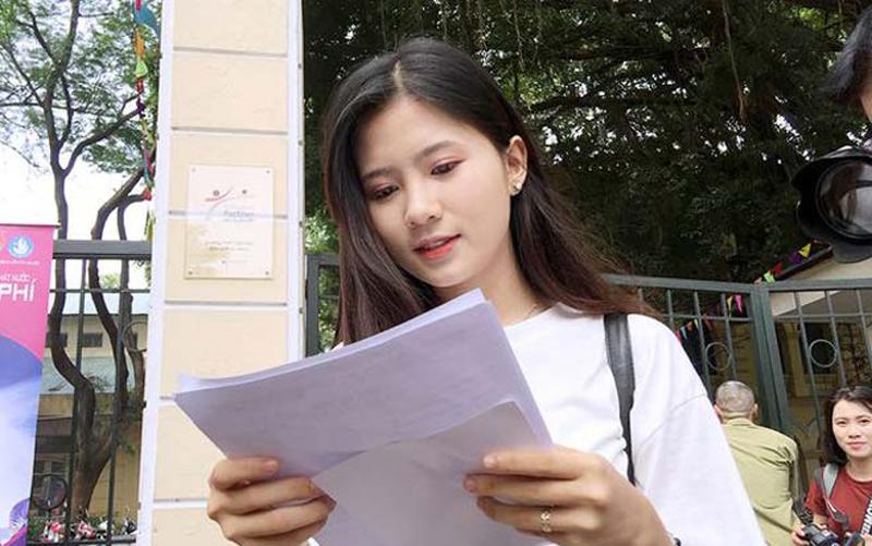 Hình ảnh nữ sinh Hà thành có gương mặt thanh tú khi bước ra khỏi phòng thi môn Ngữ Văn (sáng 25/6) đã nhận được sự chú ý của dân mạng.
